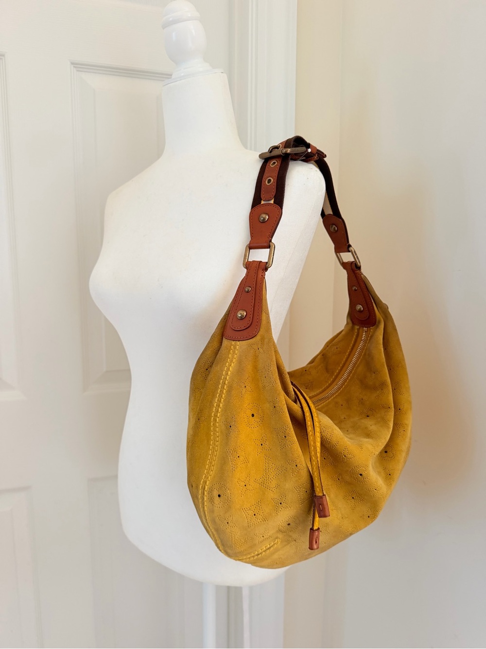 Authentic Louis Vuitton Mahina Onata Hobo Shoulder Bag - Picture 13 of 16
